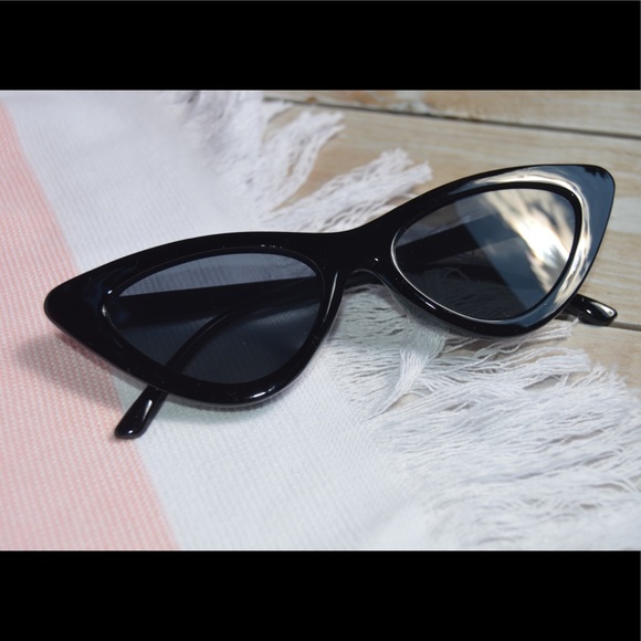 The “Paige” Sunglasses in Black - Picture 1 of 1